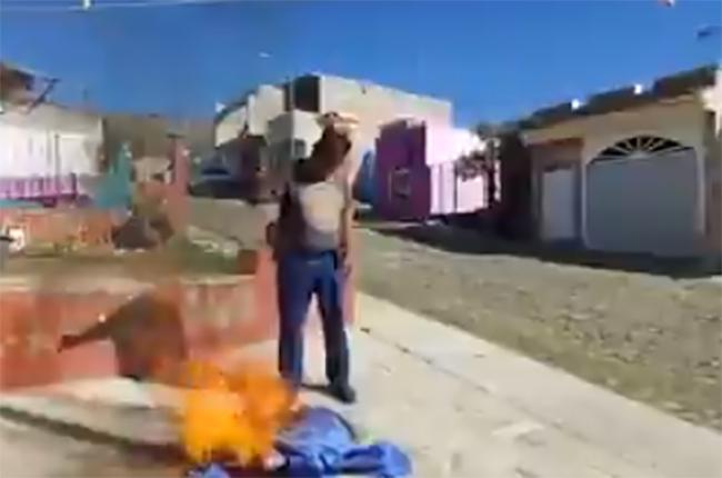 VIDEO Camillero del ISSSTE quema uniforme por no recibir vacuna contra el Covid