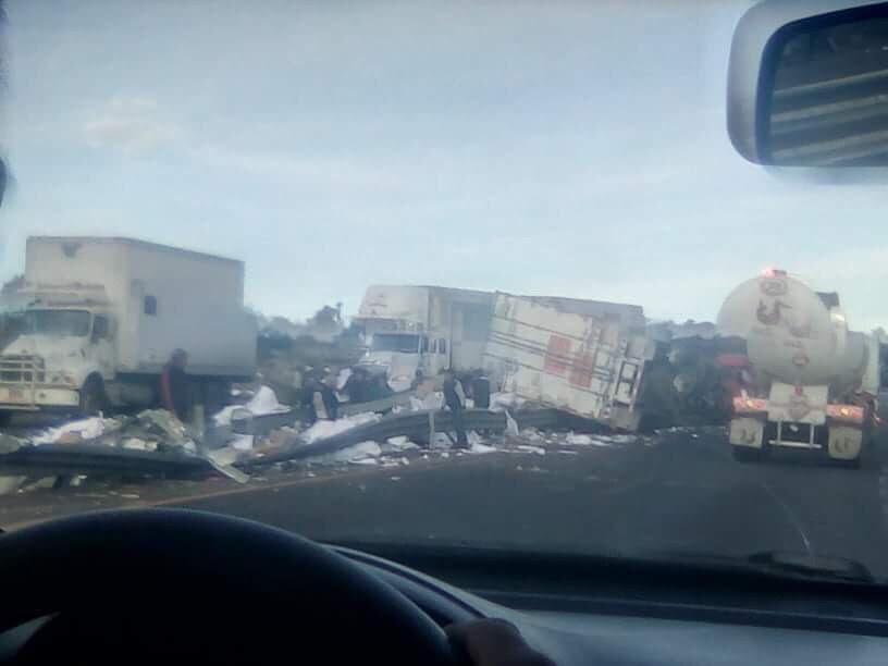 Por papel higiénico, casi los atropellan en la autopista