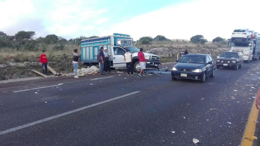 Por papel higiénico, casi los atropellan en la autopista