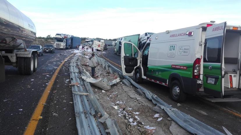 Por papel higiénico, casi los atropellan en la autopista