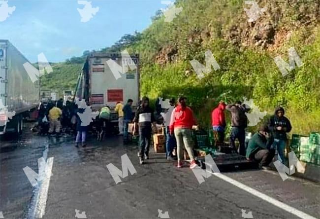 Tráiler lleno de cerveza se incendia en la Puebla-Córdoba y genera rapiña