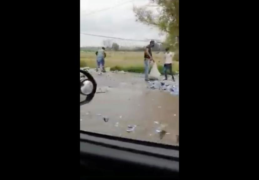 VIDEO Vuelca tráiler con latas de cerveza y Guardia Nacional no puede evitar rapiña