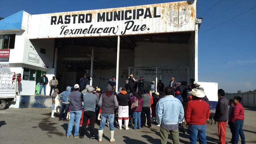 Cierran carretera federal por paro del rastro de Texmelucan