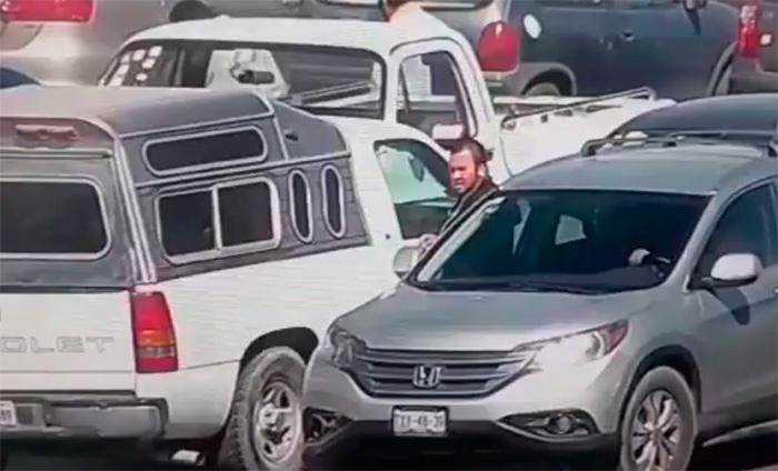 VIDEO Captan a ladrón robando camioneta de Sam´s Periplaza