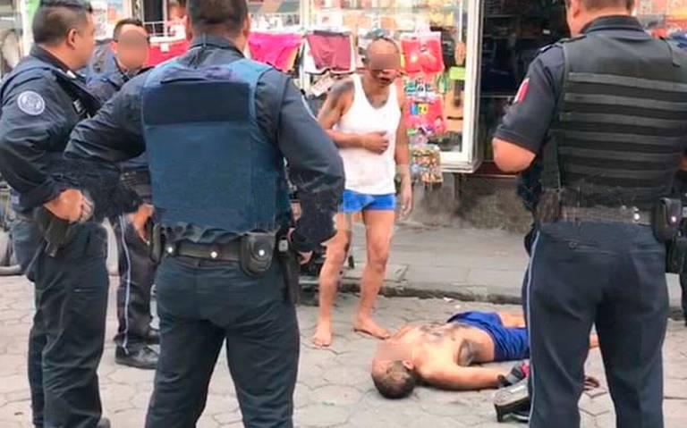 Golpean y desvisten a rateros en centro histórico de Puebla