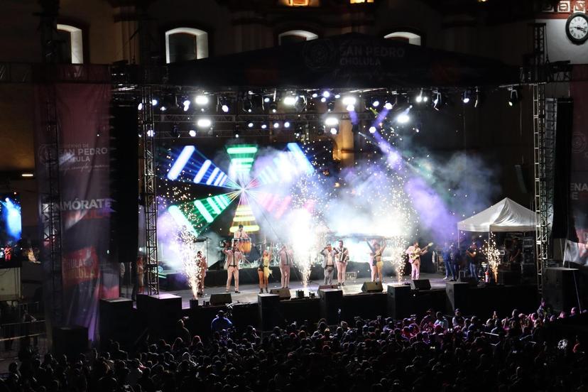 Celebran el amor familias cholultecas con Rayito Colombiano