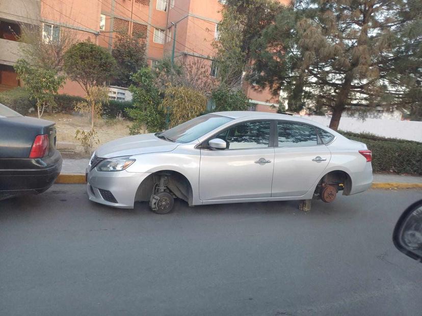 Ladrones desvalijan auto en la unidad San Juan en Texmelucan