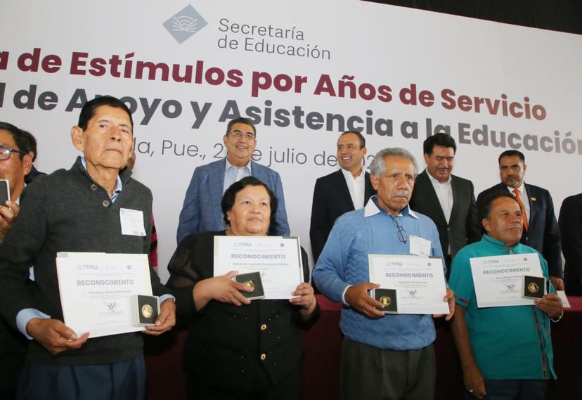 Céspedes presidió la entrega de estímulos a personal del magisterio