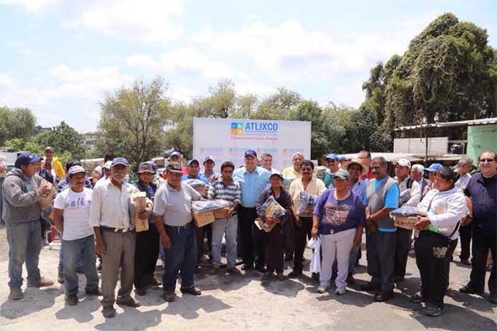 Entregan uniformes a empleados de limpieza de Atlixco