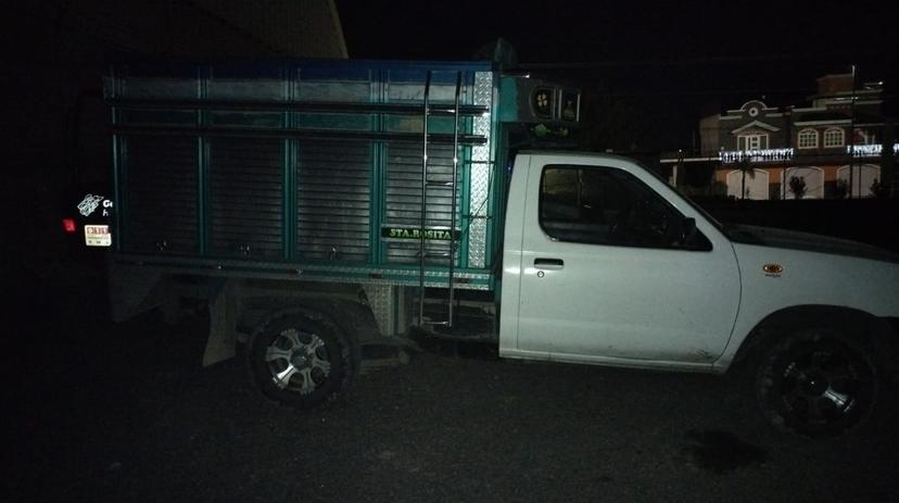 En Tecamachalco abandonan camioneta robada en la Puebla-Orizaba