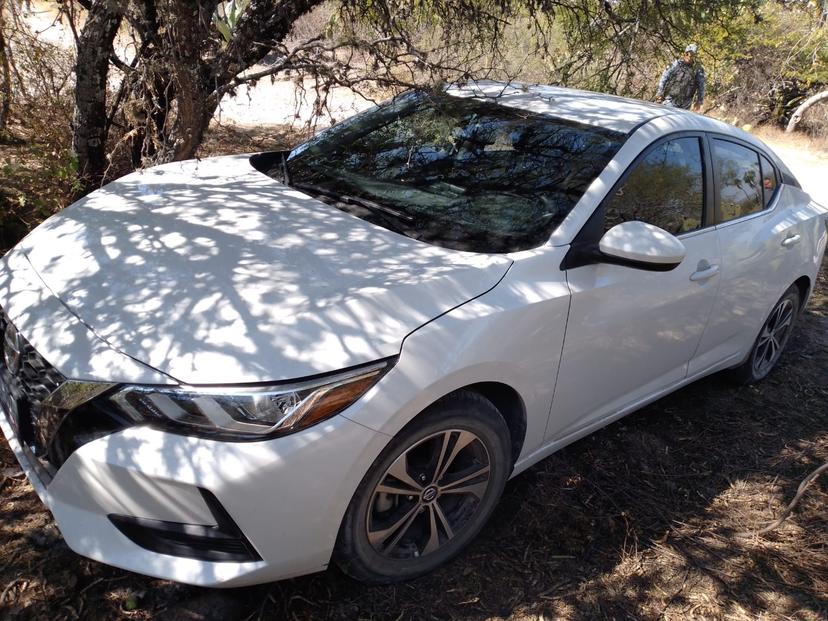 Ladrones abandonan en Tochtepec Sentra robado en la Tecamachalco - Xochitlán 