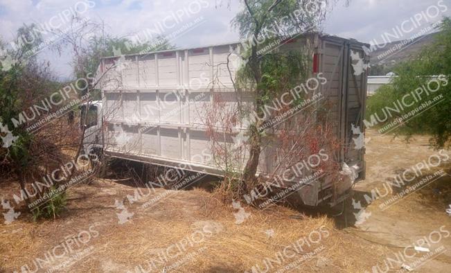 Ladrones abandonan camión desvalijado en Tecamachalco