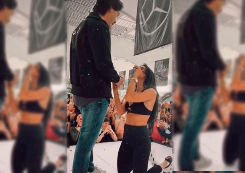 Bárbara de Regil se hinca y entrega anillo a su esposo