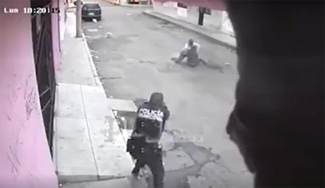 VIDEO Hampón usa de rehén a joven durante balacera en Puebla