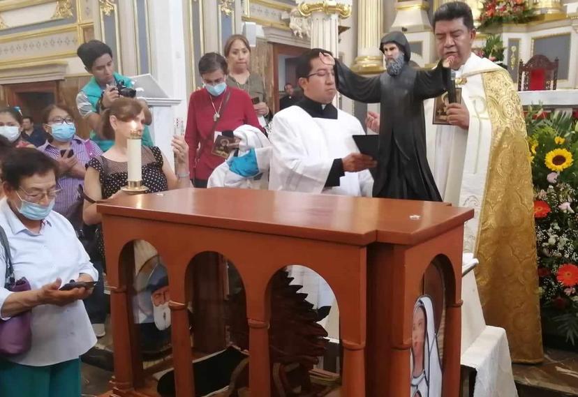 Reliquias de San Chárbel llegan a la catedral de Tehuacán