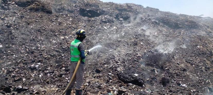 Continúa incendio del relleno sanitario de Tehuacán  