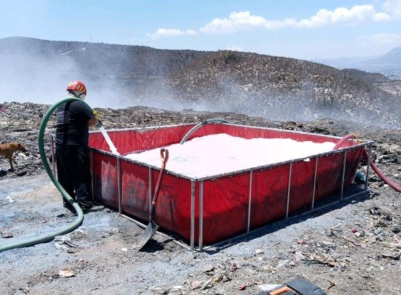 Recurren a alberca y rápel contra incendio en relleno sanitario de Tehuacán 