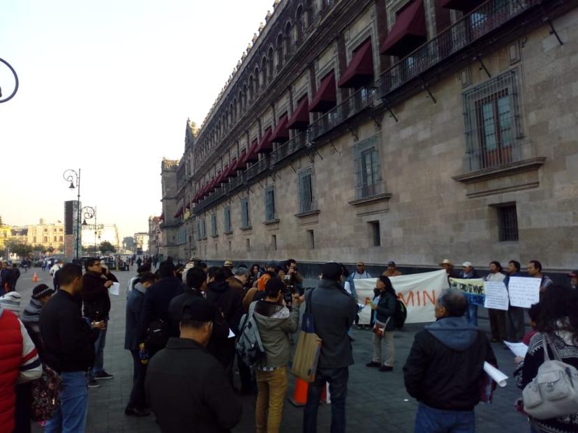 Poblanos protestan en Palacio Nacional contra mineras