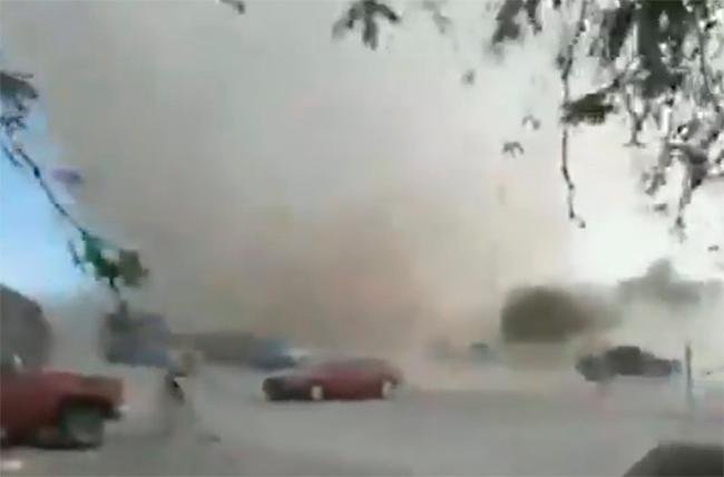 VIDEO Remolino arrasa puestos de tianguis