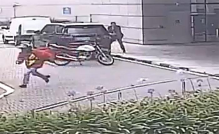 VIDEO Repartidor de comida intenta asalto y es baleado por escolta