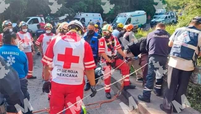 En operativo de rescate muere paramédico en fondo de barranca en Xochitlán