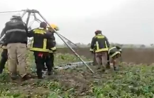 VIDEO Rescatan con vida a Spay y Spike tras caer en socavón en Juan C. Bonilla