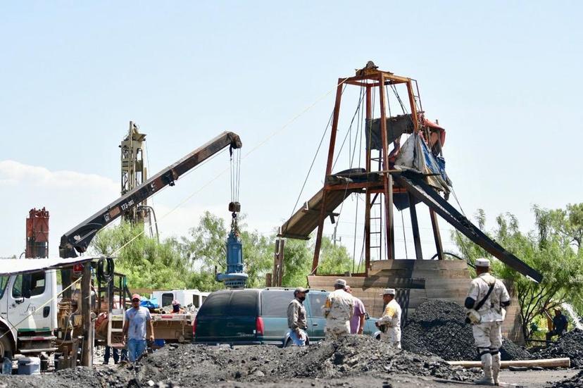 Continúa rescate de 10 mineros atrapados por derrumbe en mina