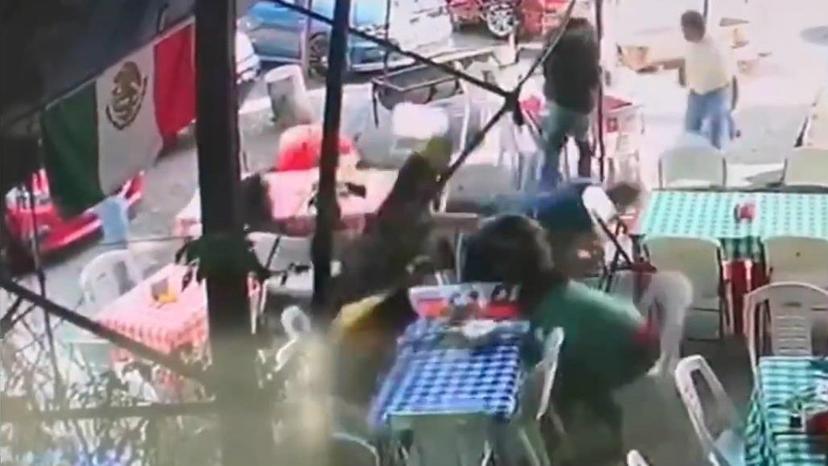 VIDEO Registran balacera en un restaurante; hay un muerto