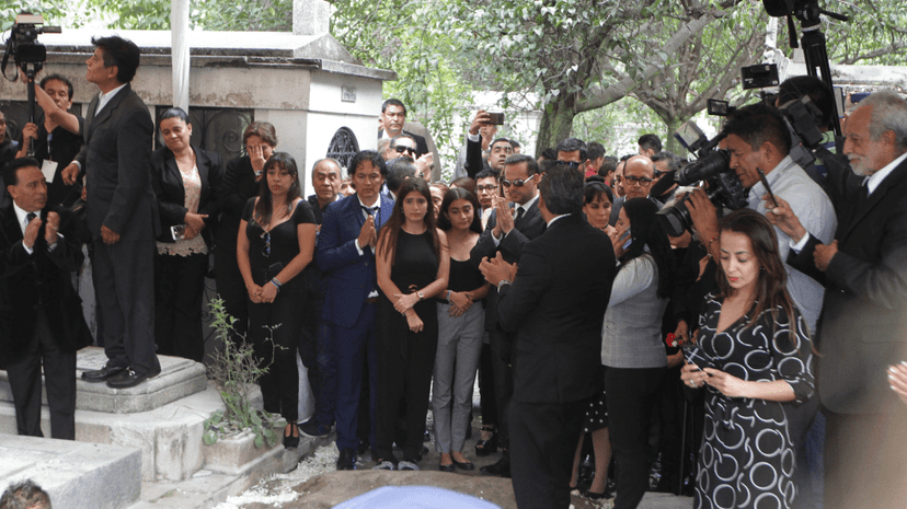 José José ya descansa en el Panteón Francés junto a su madre