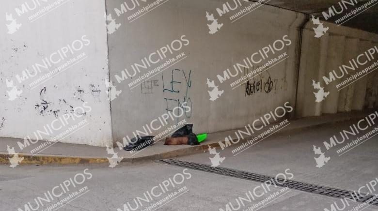 Dejan descuartizados con narcomensaje en puente de Texmelucan