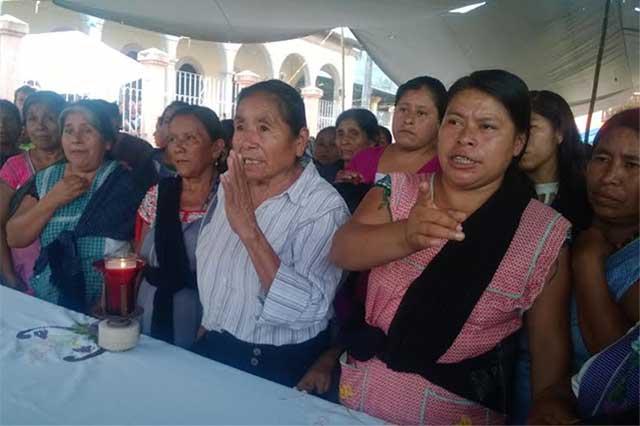 Lamentan habitantes de Huitzilan renuncia de párroco