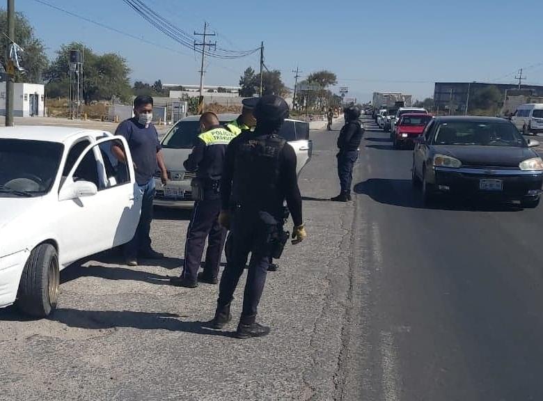 Cazan vehículos robados con retenes en Tehuacán