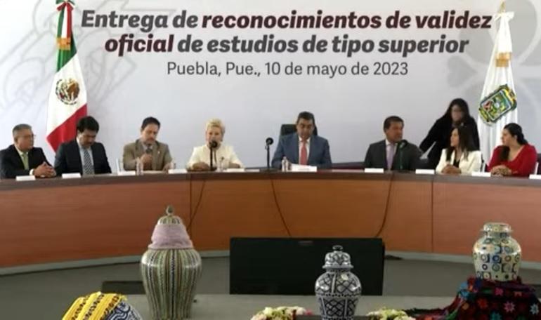 Entrega Céspedes 63 revoes a instituciones de Educación Superior