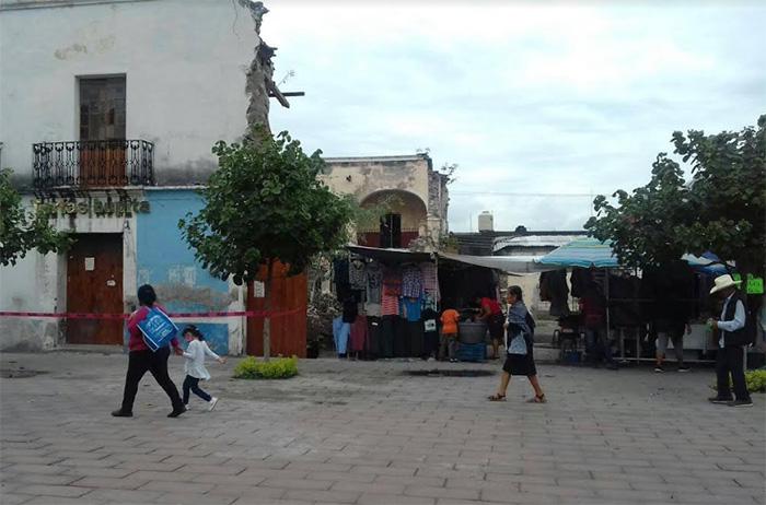 Comerciantes de Izúcar se asientan en casona con daños tras sismo de 2017