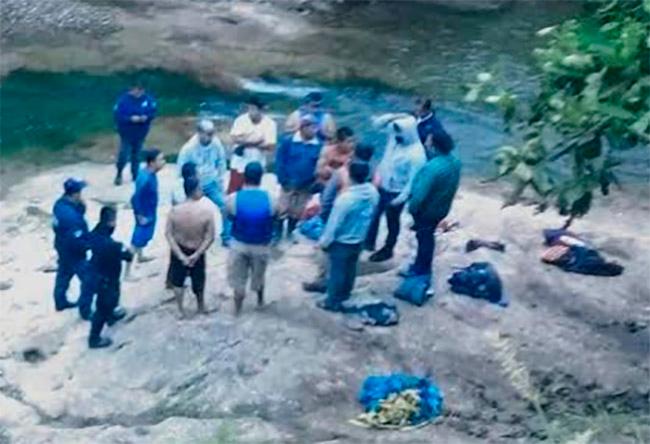 Corriente de agua se lleva a joven en río de Cuetzalan