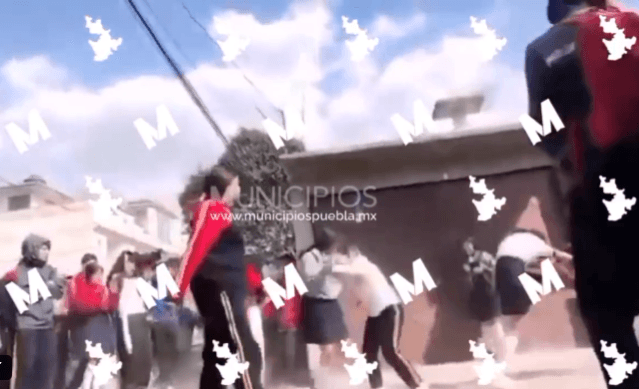 VIDEO Tremenda riña entre estudiantes de Texmelucan...ni las rudas