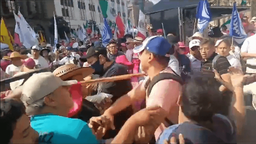 VIDEO Se registra choque entre el CNTE y manifestantes de la Marea Rosa