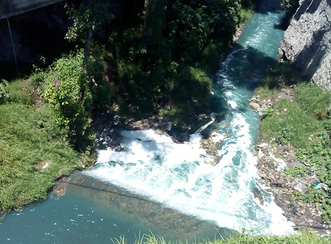 En El Verde textileras sigue contaminando el río Acotzala pese a contingencia