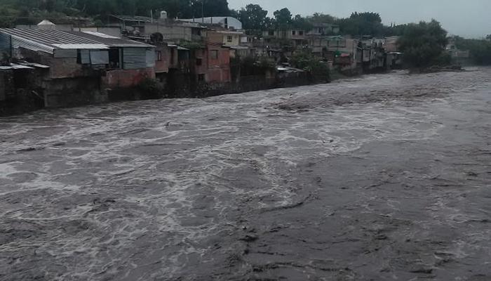 Aumentan los niveles del río Nexapan en Izúcar y causa alarma entre vecinos