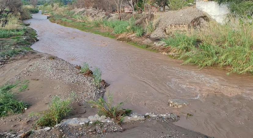 Corriente del río Tizaac arrastra a un masculino en Acatlán