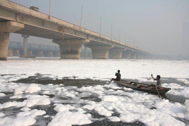 Declaran “completamente muerto” al río Yamuna de la India