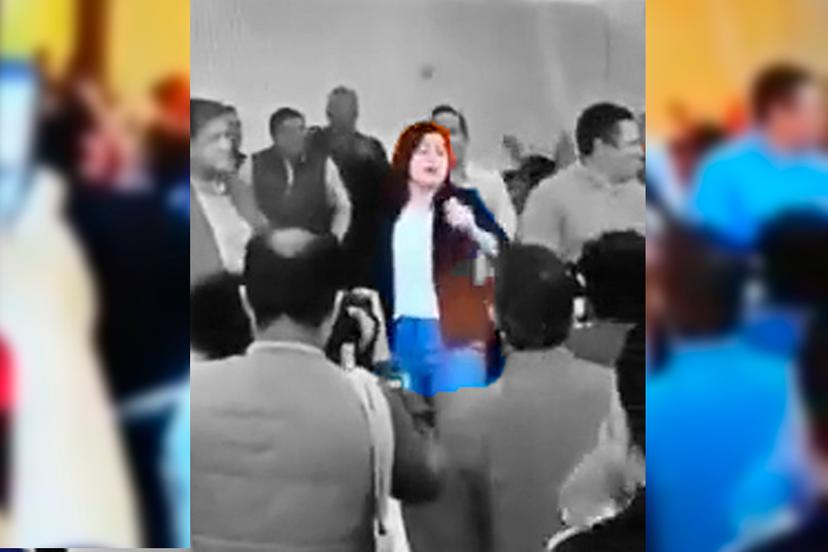 VIDEO: Claudia Rivera le hace la competencia a Gali, cantando