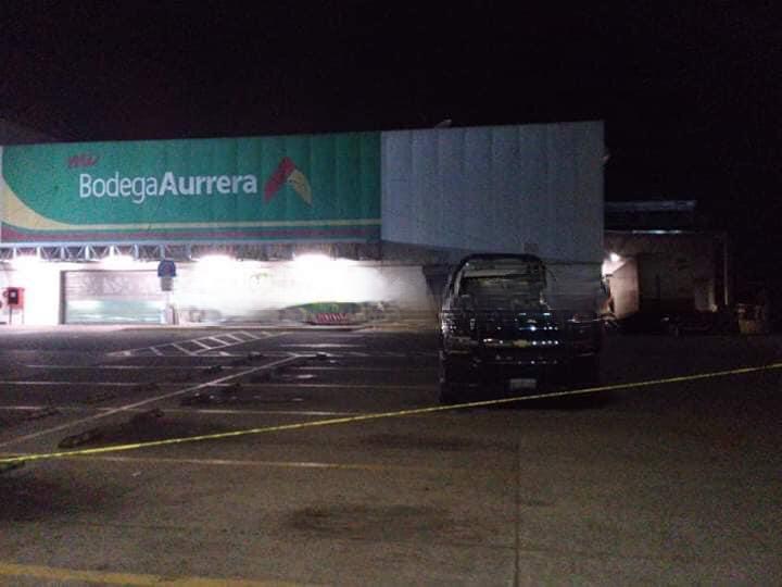 Asaltan con lujo de violencia Bodega Aurrerá de Amozoc