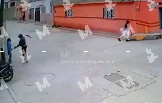 VIDEO Hampones en moto roban celular a jovencita en calles de Texmelucan