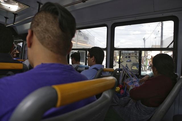 Abaten a delincuente y reportan lesionada por robo en transporte público