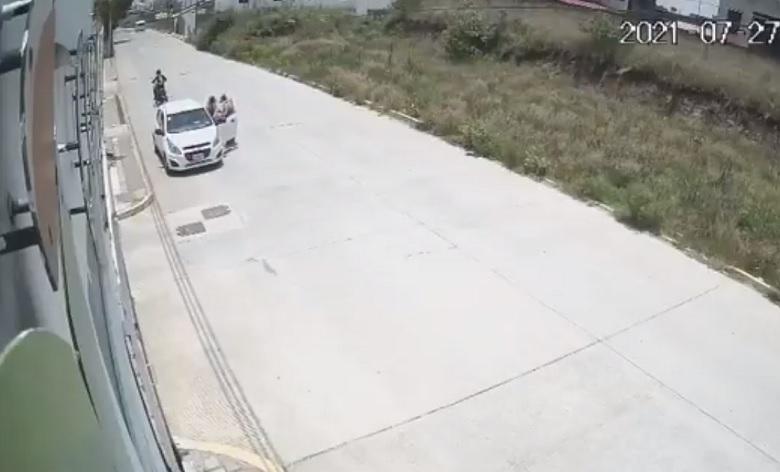 VIDEO Ruega a ladrones, pero le roban el auto en Cuatlancingo