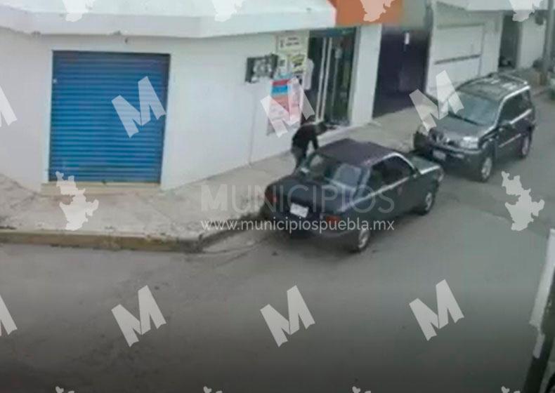 Roban automóvil en plena luz del día en calles de Amozoc