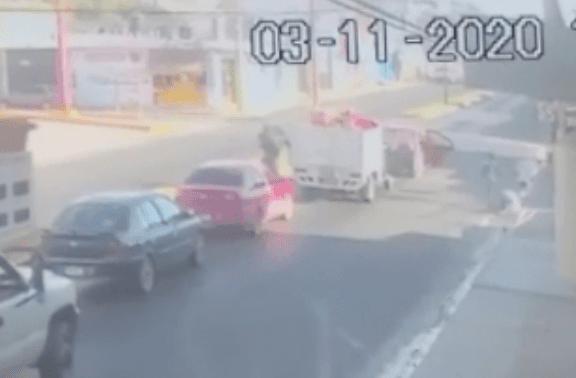 VIDEO Roban camioneta y levantan a dos hombres en Tecamachalco