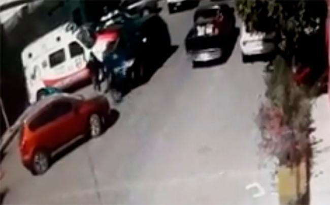 VIDEO Encañonan y roban camioneta a familia en Tecamachalco