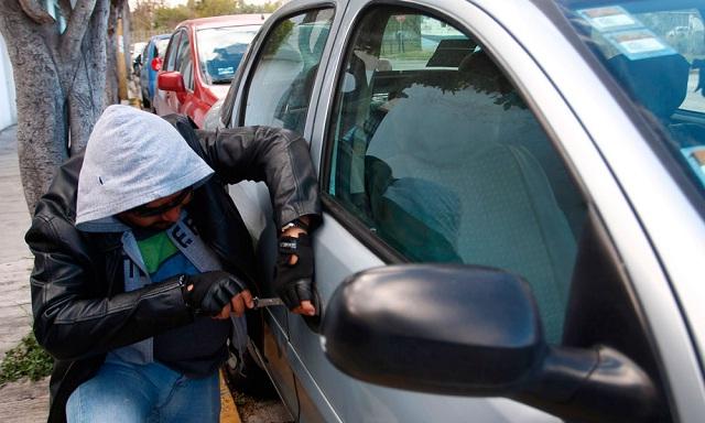 Estos son los modelos más robados de autos y motocicletas en México